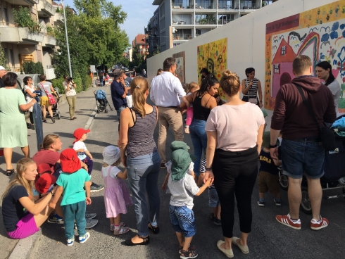 Vernissage der Kinderzeichnungen an der Bauwand Allmendstrasse 